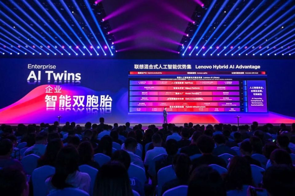 聯(lián)想首位硅基員工“聯(lián)想樂享壹號”人形機(jī)器人亮相，引領(lǐng)人工智能應(yīng)用軟件開發(fā)新浪潮